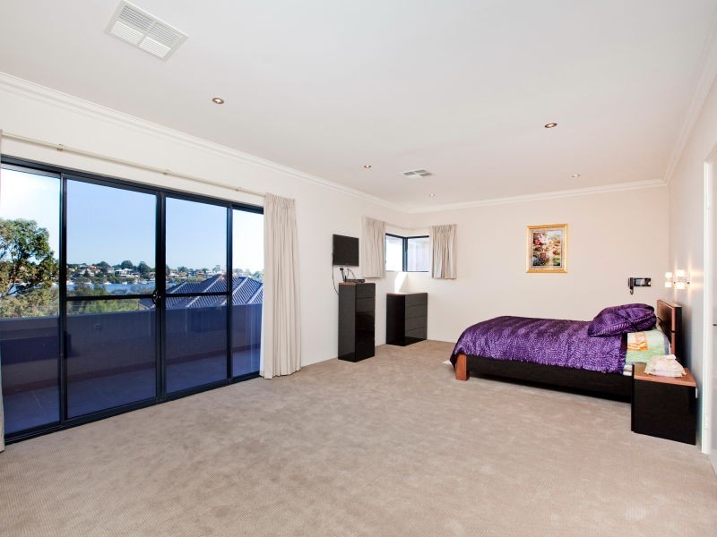 24 Crossman Pass, Salter Point WA 6152