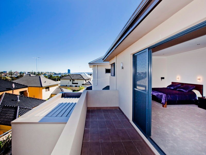 24 Crossman Pass, Salter Point WA 6152
