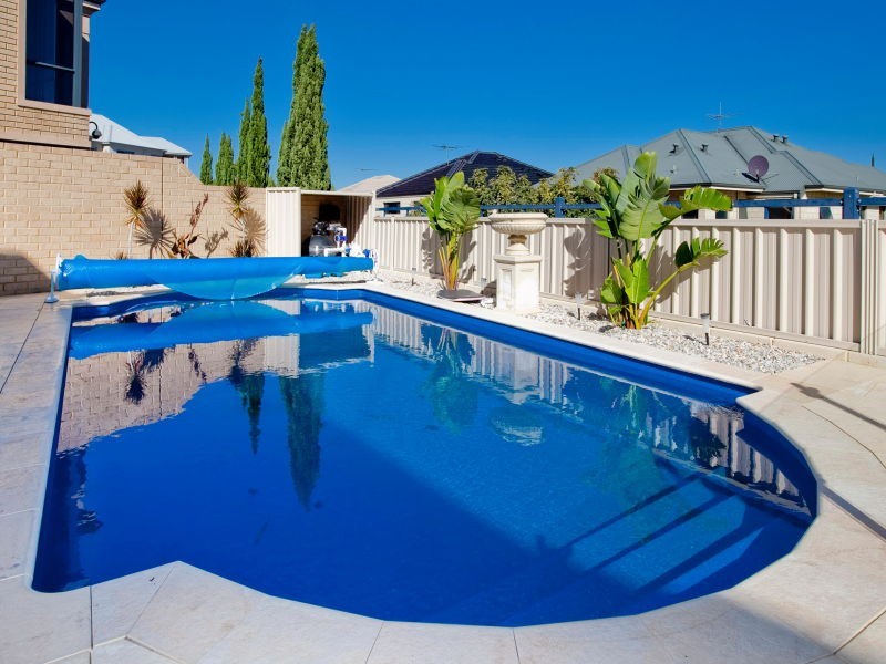 24 Crossman Pass, Salter Point WA 6152