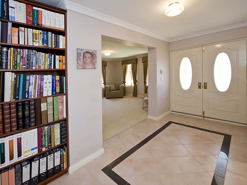 9 Hogg Avenue, Salter Point WA 6152
