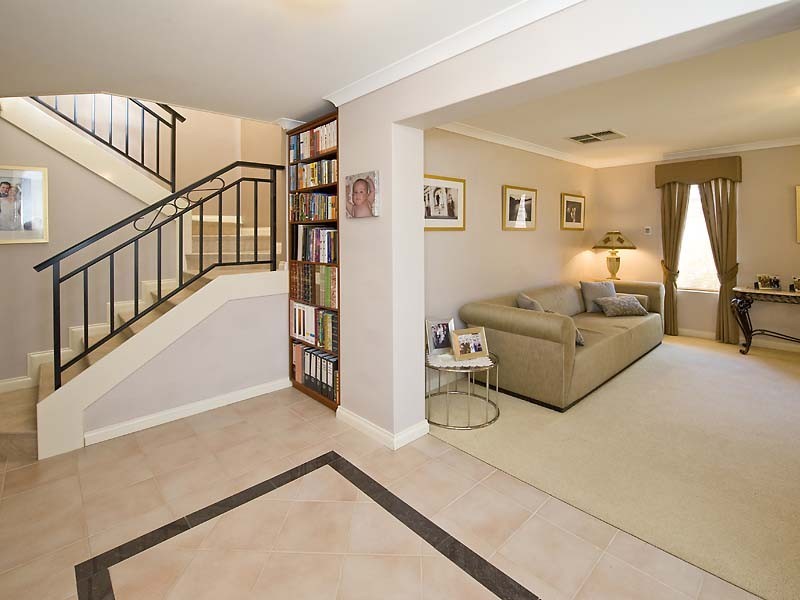 9 Hogg Avenue, Salter Point WA 6152