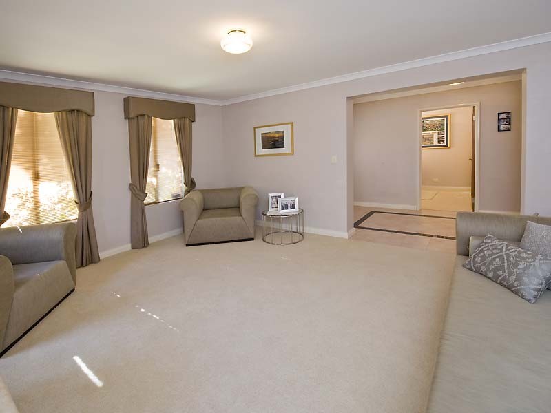 9 Hogg Avenue, Salter Point WA 6152