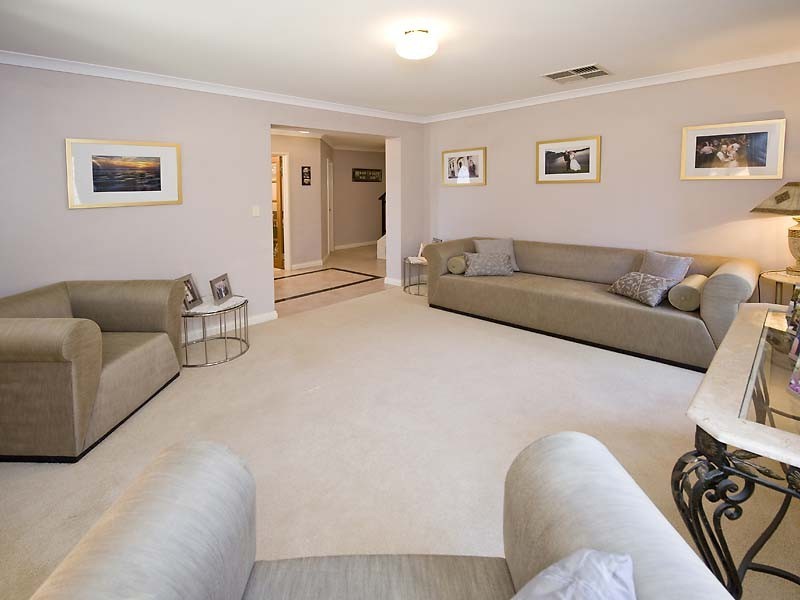 9 Hogg Avenue, Salter Point WA 6152