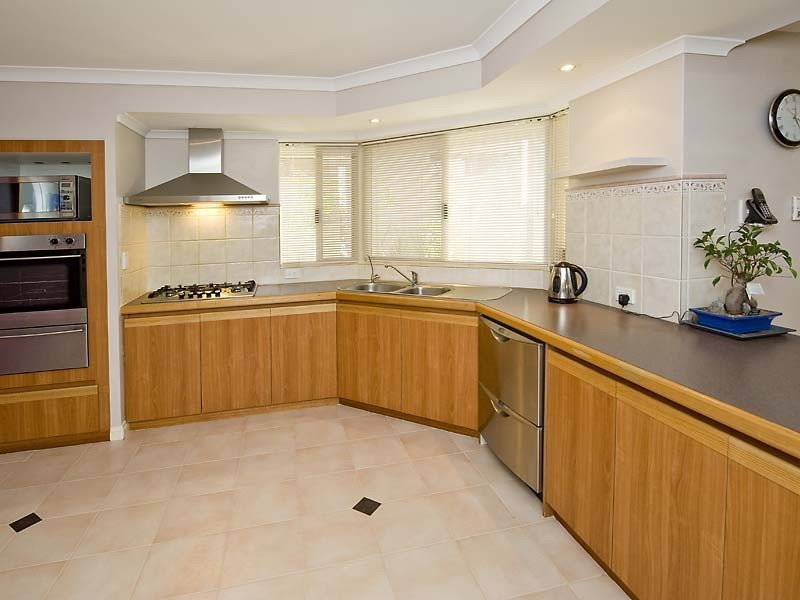 9 Hogg Avenue, Salter Point WA 6152