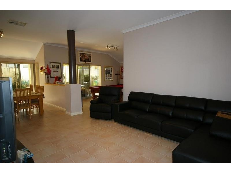 9 Hogg Avenue, Salter Point WA 6152