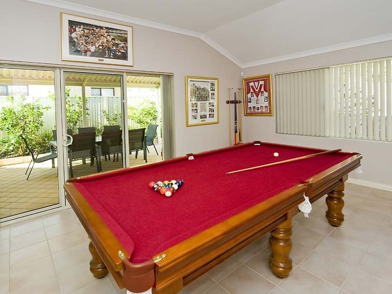 9 Hogg Avenue, Salter Point WA 6152
