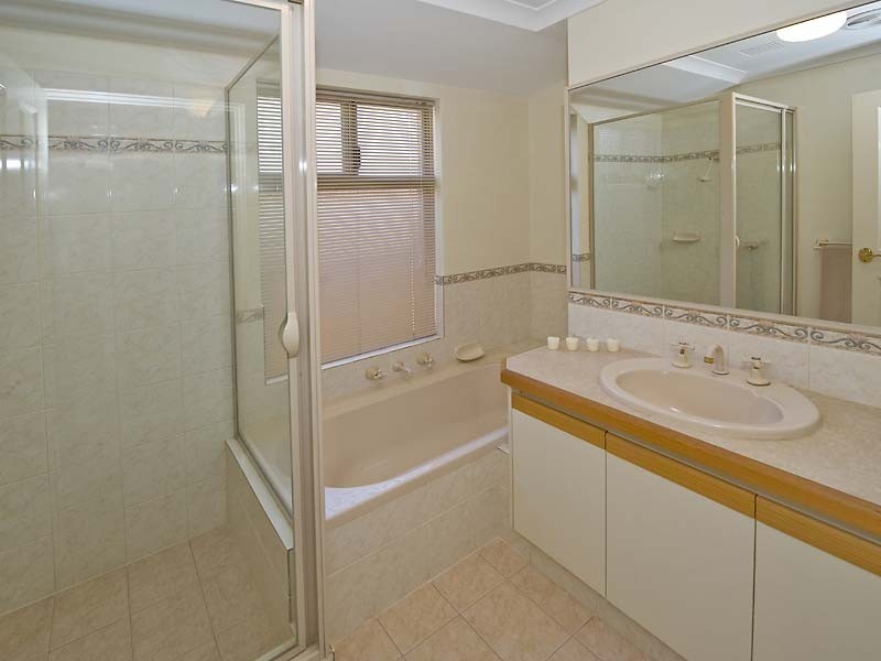 9 Hogg Avenue, Salter Point WA 6152