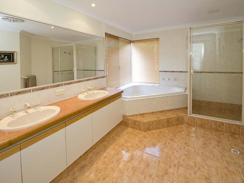 9 Hogg Avenue, Salter Point WA 6152