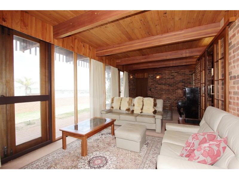 24A River Way, Salter Point WA 6152