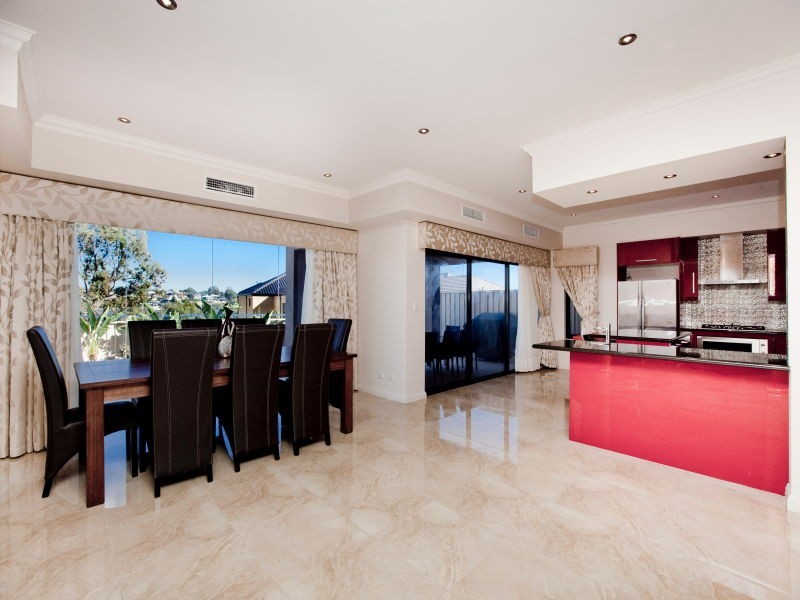 24 Crossman Pass, Salter Point WA 6152