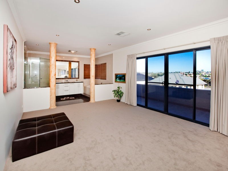 24 Crossman Pass, Salter Point WA 6152