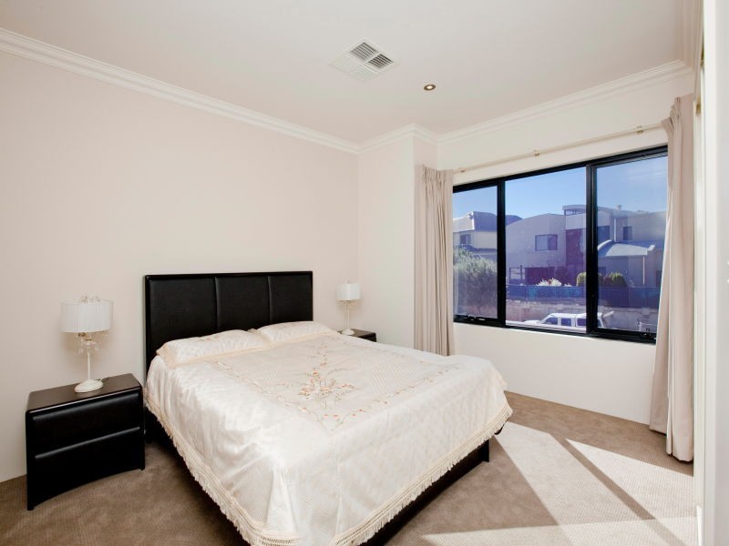 24 Crossman Pass, Salter Point WA 6152