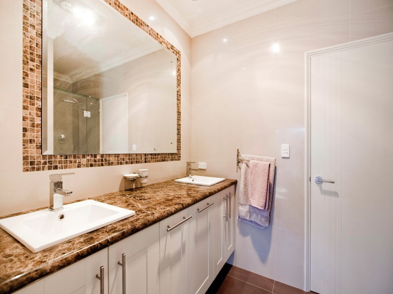 24 Crossman Pass, Salter Point WA 6152