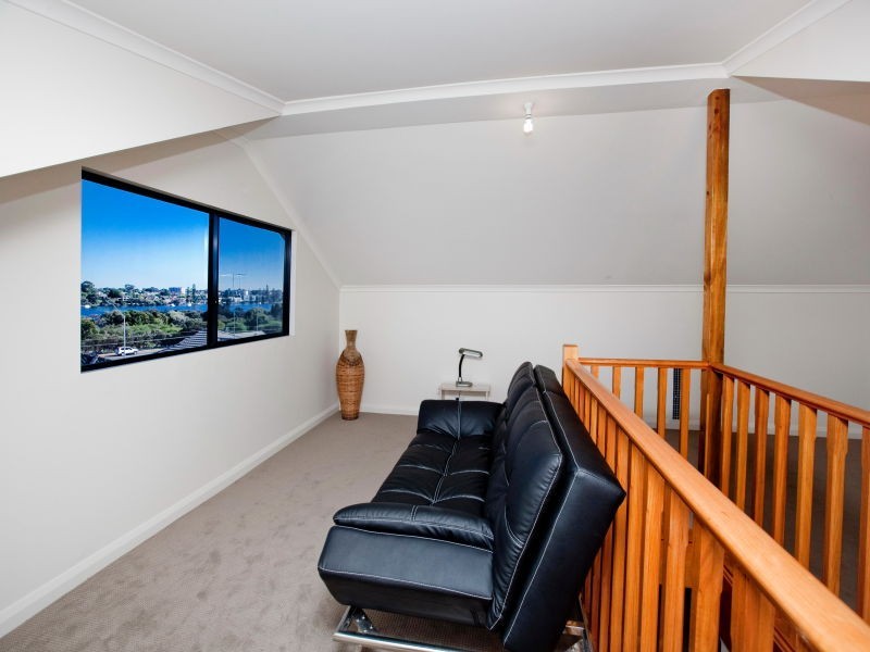 24 Crossman Pass, Salter Point WA 6152