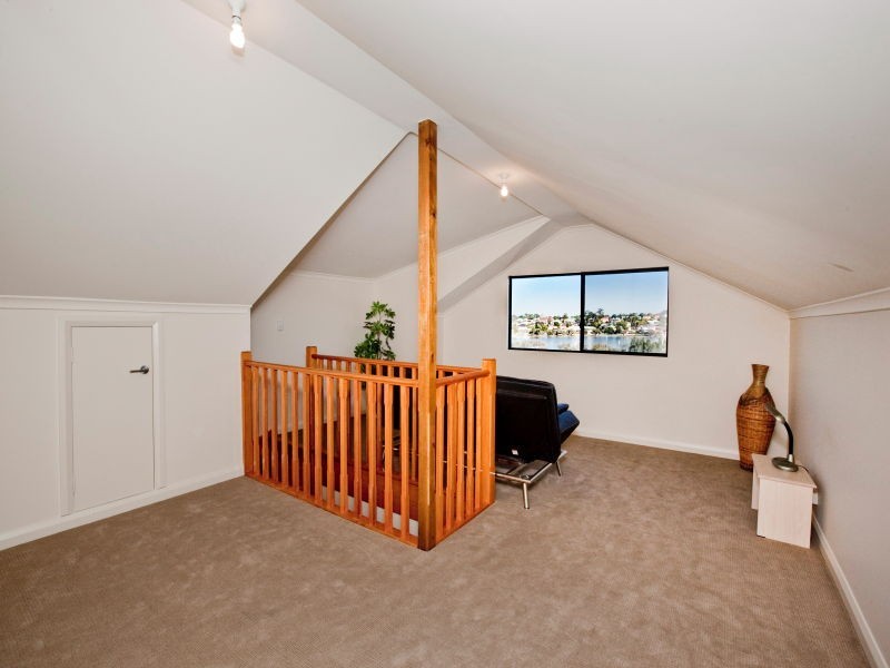 24 Crossman Pass, Salter Point WA 6152