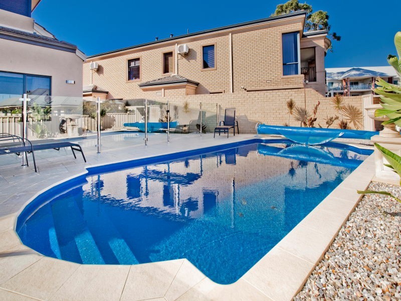 24 Crossman Pass, Salter Point WA 6152