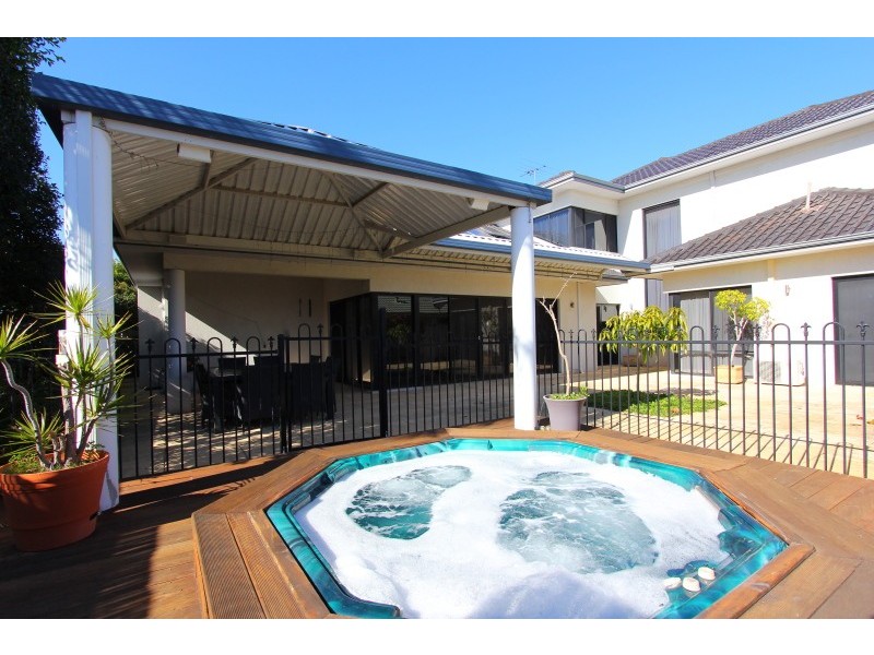 13 Westland Place, Waterford WA 6152