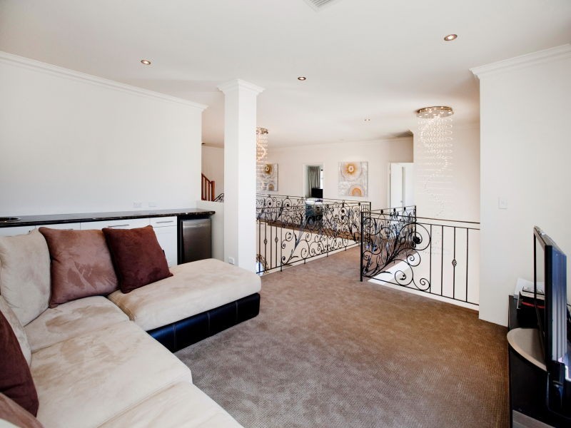 24 Crossman Pass, Salter Point WA 6152