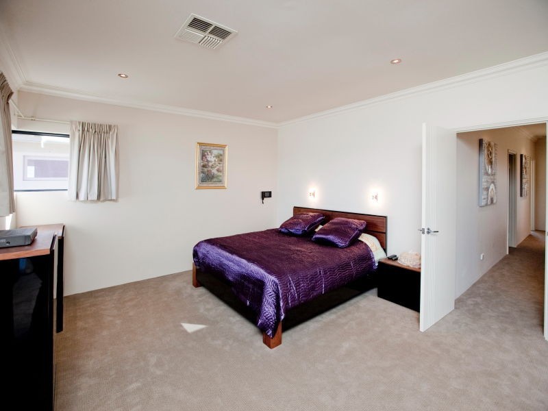 24 Crossman Pass, Salter Point WA 6152