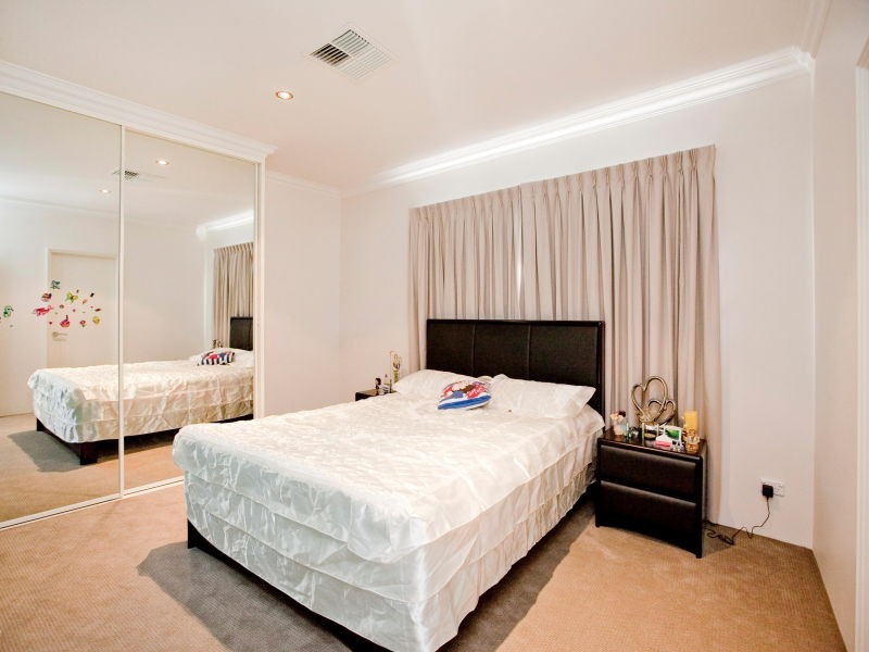 24 Crossman Pass, Salter Point WA 6152