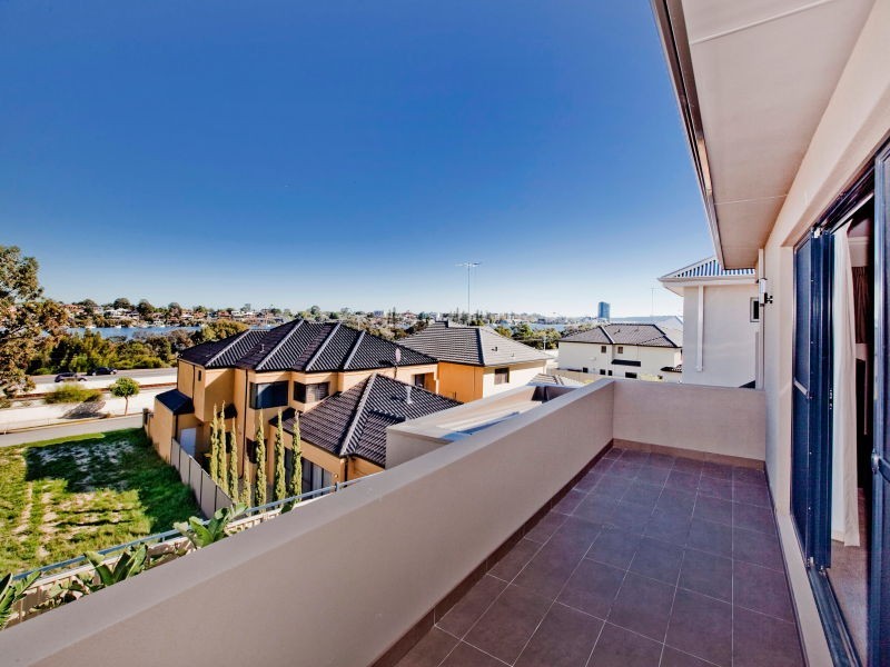 24 Crossman Pass, Salter Point WA 6152