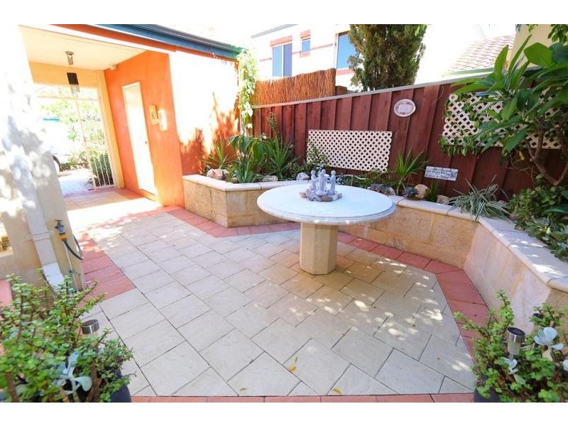 2/104 Labouchere Road, South Perth WA 6151