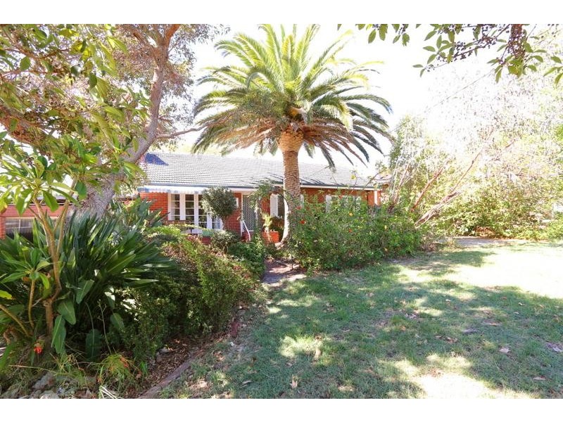 4 Clinton Avenue, St James WA 6102