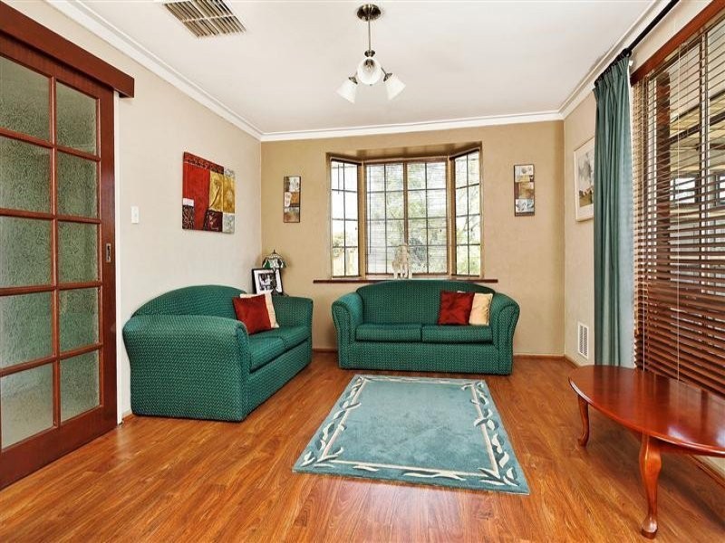 8 Griffiths Street, Kelmscott WA 6111