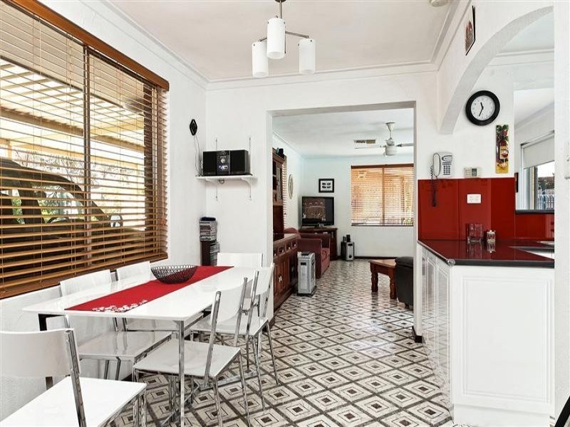 8 Griffiths Street, Kelmscott WA 6111