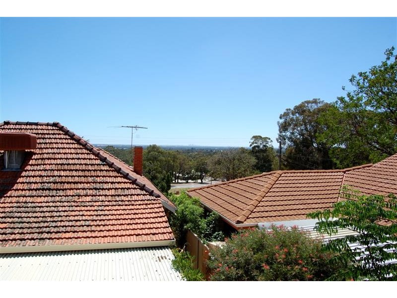 4 Aitken Road, Mount Richon WA 6112