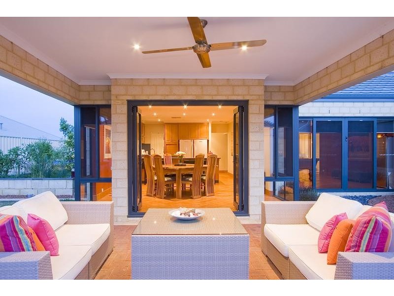 8 Namoi Street, Hammond Park WA 6164