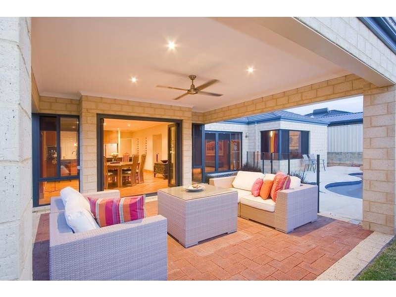 8 Namoi Street, Hammond Park WA 6164