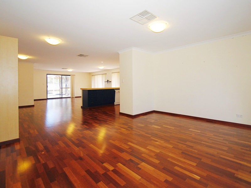 7 Breaden Pass, Success WA 6164