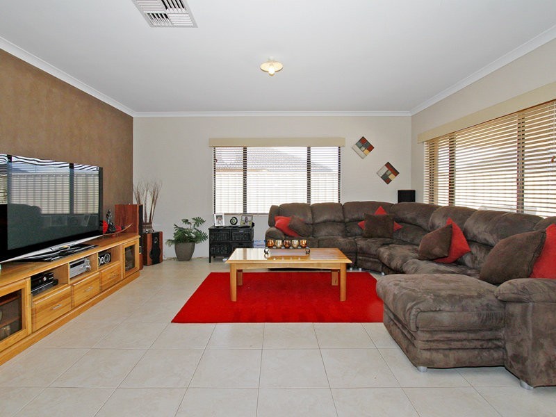 22 Leichhardt Cross, Hammond Park WA 6164