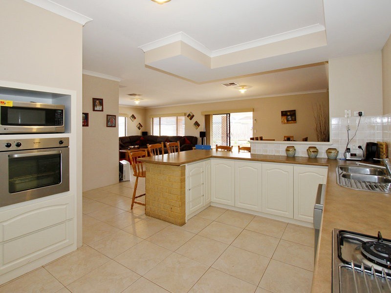 22 Leichhardt Cross, Hammond Park WA 6164