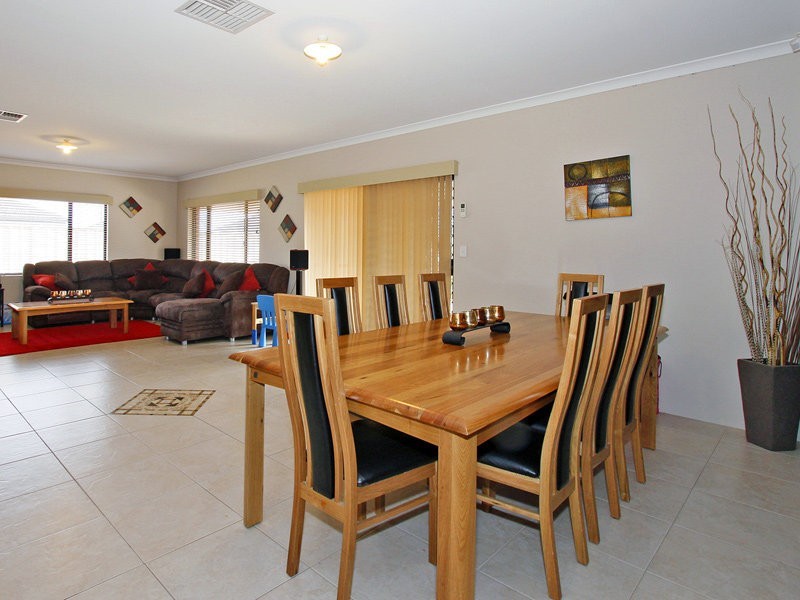 22 Leichhardt Cross, Hammond Park WA 6164