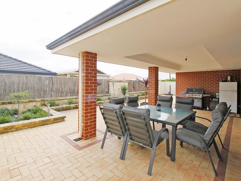 22 Leichhardt Cross, Hammond Park WA 6164