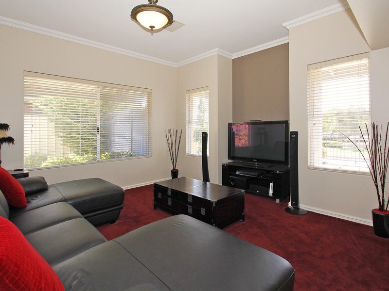 12 Reeves Entrance, Success WA 6164
