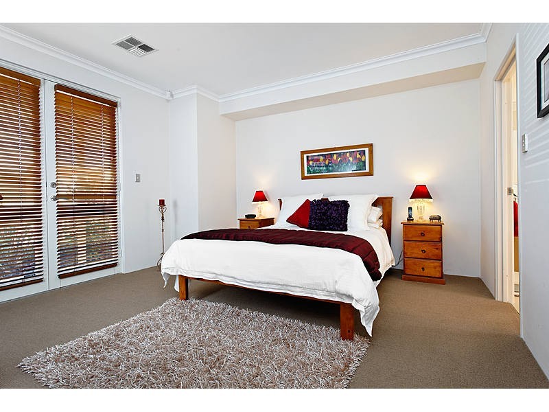 4 Angelica Way, Atwell WA 6164