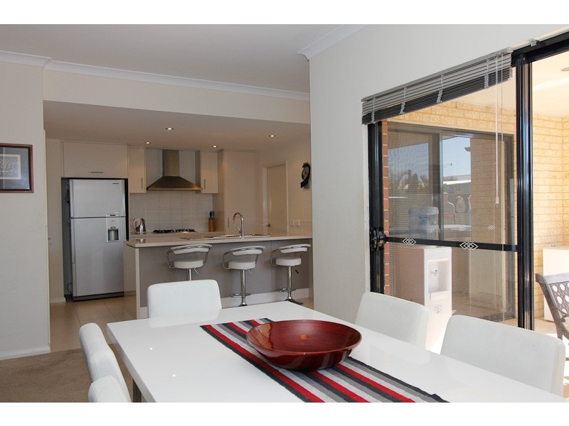 11/18 Deanmore Bend, Hammond Park WA 6164