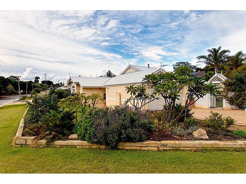 1 Cordelia Avenue, Coolbellup WA 6163