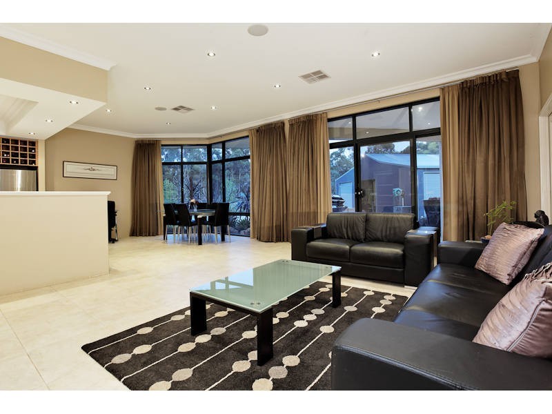 24 Cunningham Drive, Oakford WA 6121