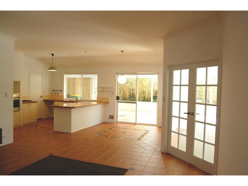 8 Lakeridge Drive, Cockburn Central WA 6164