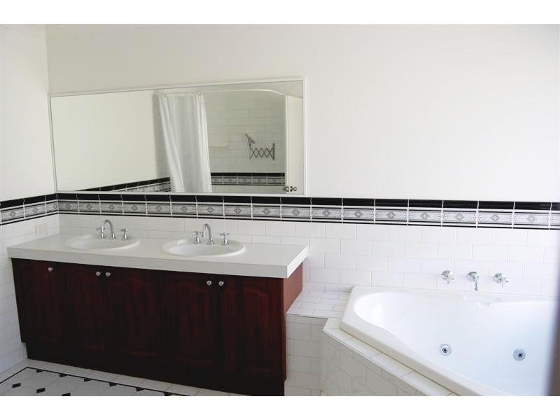 8 Lakeridge Drive, Cockburn Central WA 6164