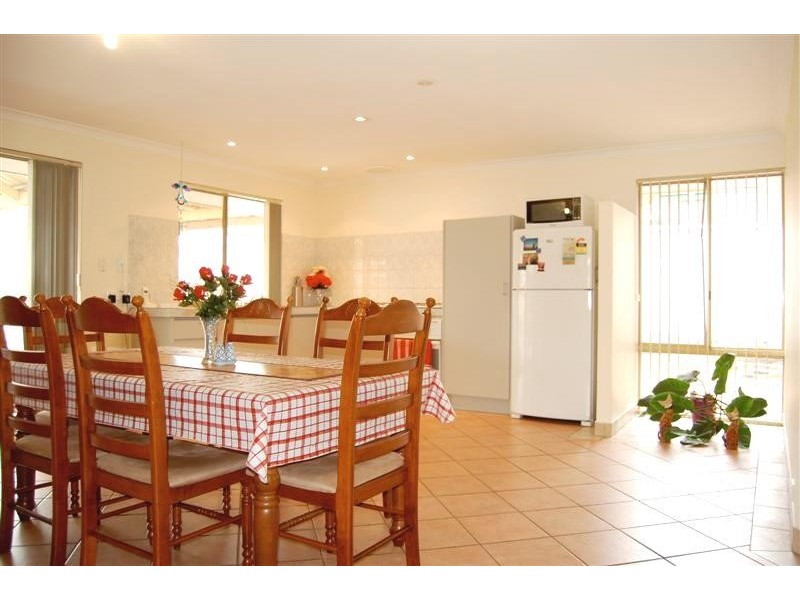27 Derwent Crescent, Success WA 6164