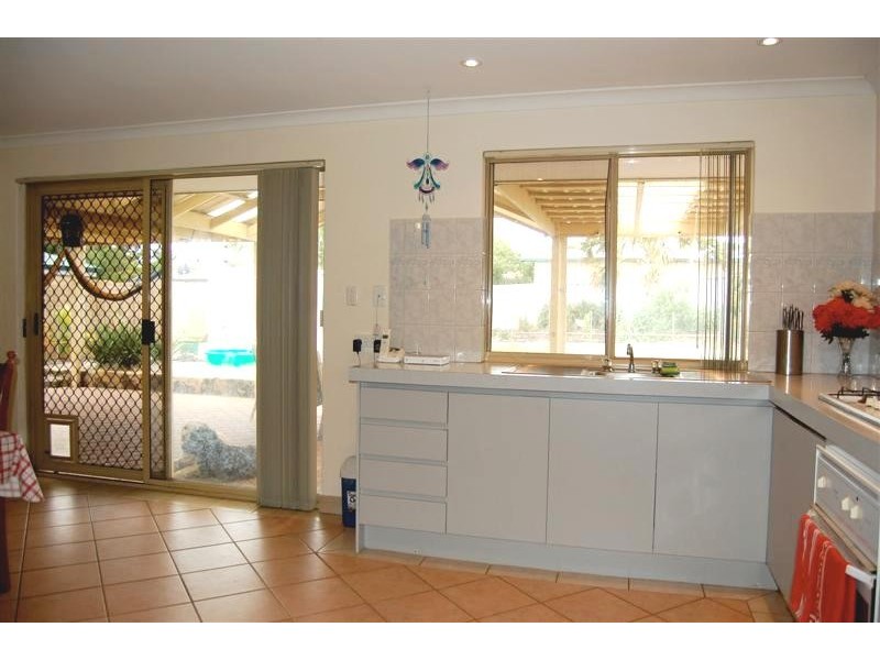 27 Derwent Crescent, Success WA 6164
