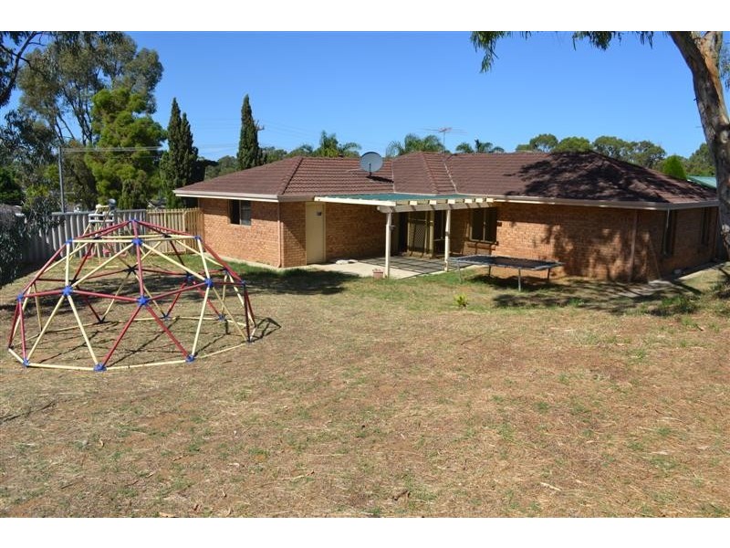 11 Simmons Loop, Parmelia WA 6167