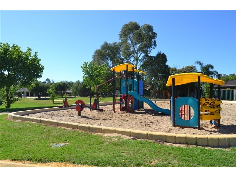 11 Simmons Loop, Parmelia WA 6167
