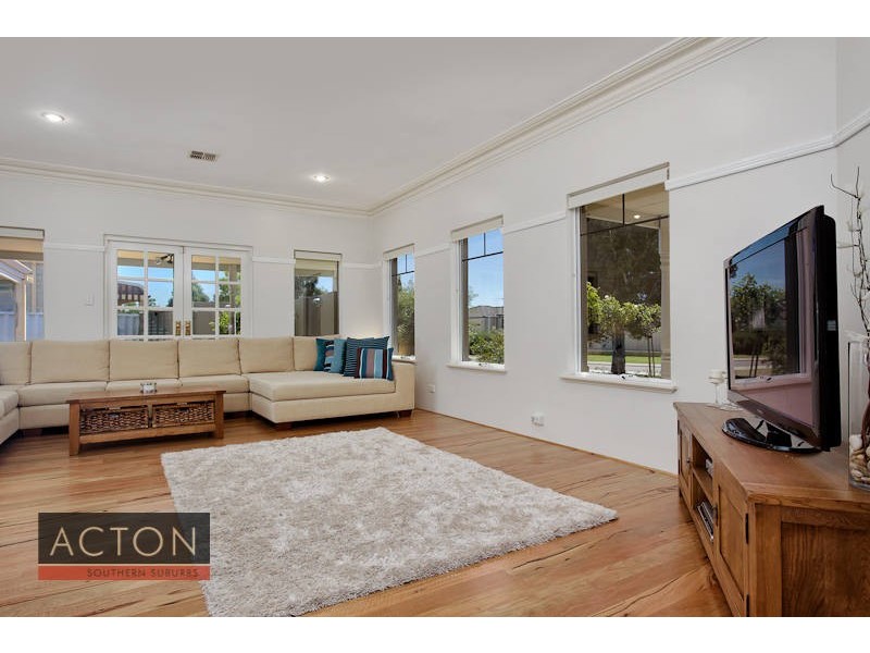 32 Avon Crescent, Atwell WA 6164