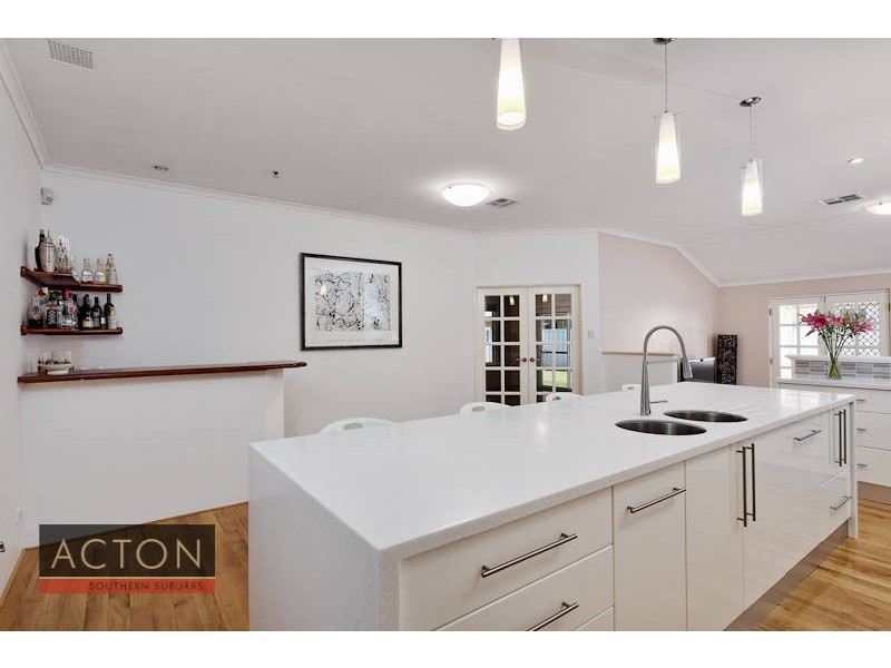 32 Avon Crescent, Atwell WA 6164